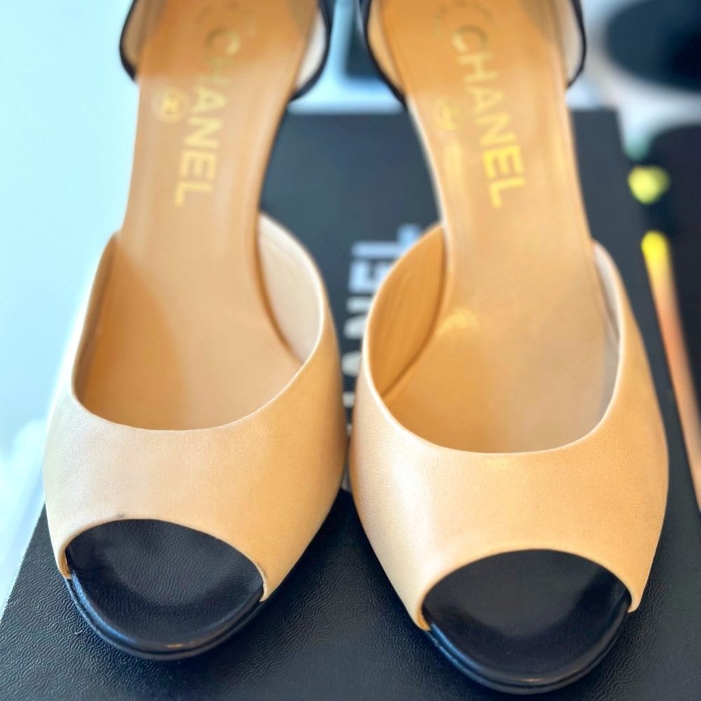 Gorgeous CHANEL peep toe D'orsay pumps - Excellent condition